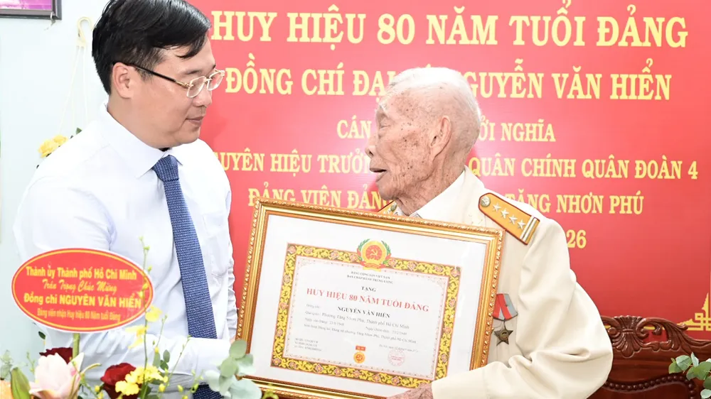 Phó Bí thư Thường trực Thành ủy TPHCM Lê Quốc Phong trao Huy hiệu 80 năm tuổi Đảng 
