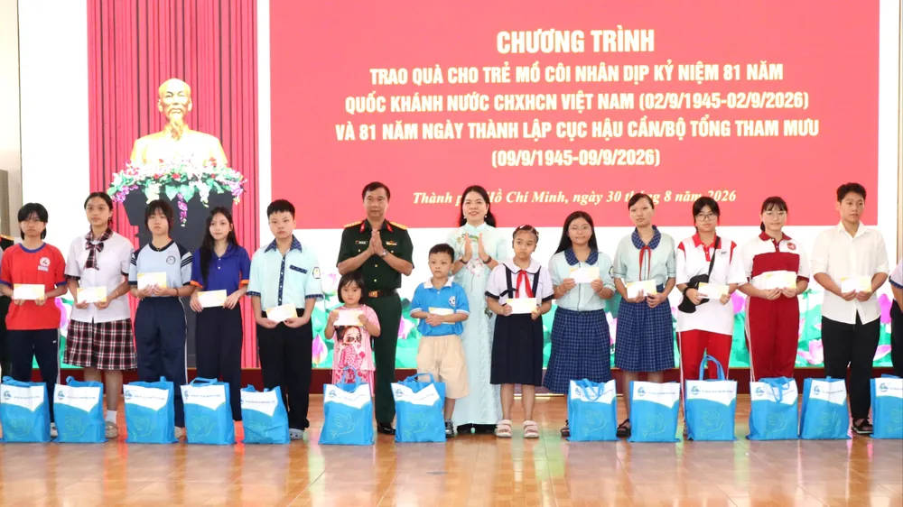 Trao quà từ chương trình "Vòng tay yêu thương" đến trẻ mồ côi