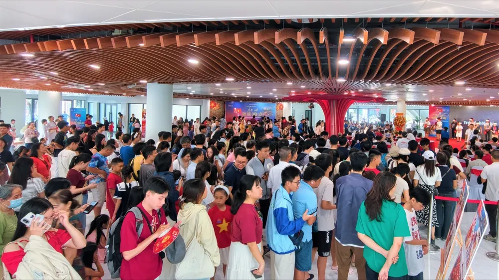 Ngay từ sáng sớm 2-9, đông đảo người dân và du khách đã xếp hàng tại Công viên APEC để chờ trải nghiệm chương trình. Ảnh: XUÂN QUỲNH