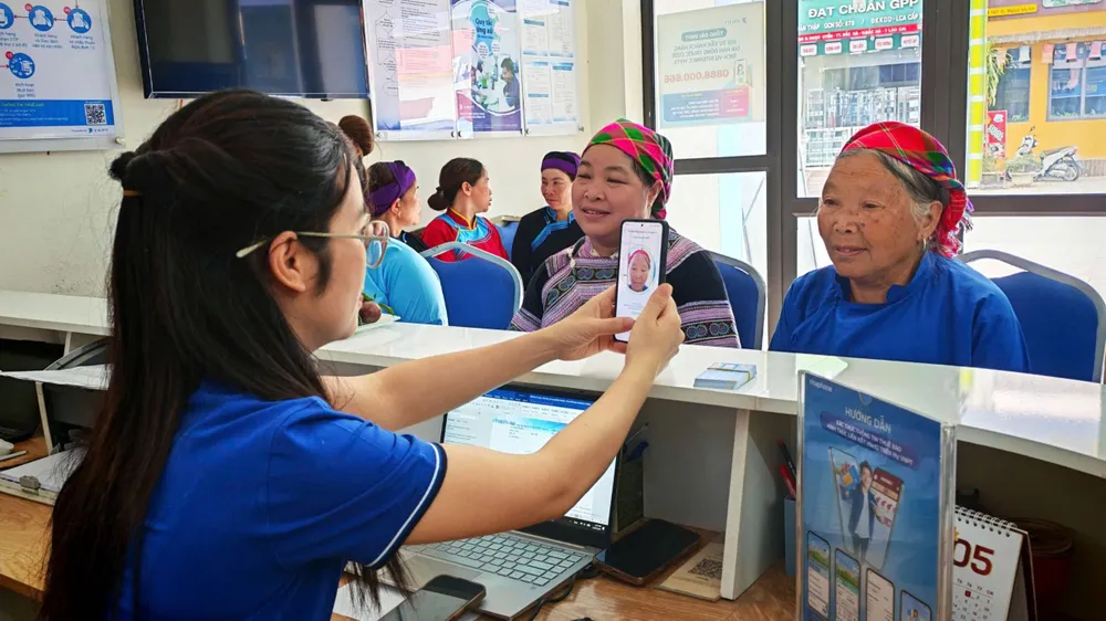 Người dân thực hiện xác thực thông tin thuê bao ở điểm giao dịch VinaPhone/VNPT xã Bắc Hà, tỉnh Lào Cai (ẢNH: TRẦN LƯU)