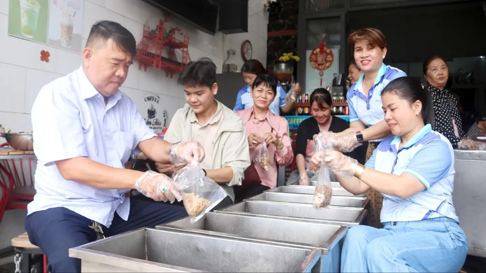 Tiệm cơm xoay vòng, lan tỏa yêu thương