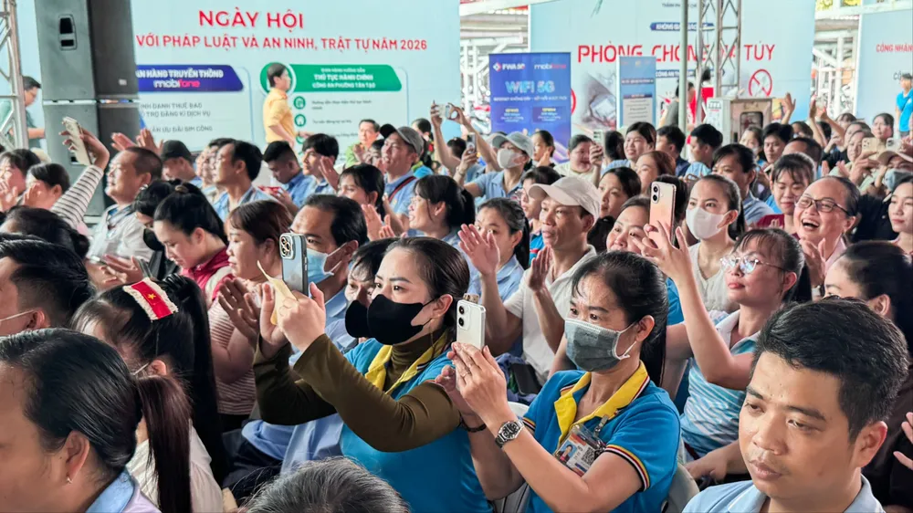 Các công nhân ghi lại những thông tin bổ ích về pháp luật. Ảnh: https://congan.com.vn/
