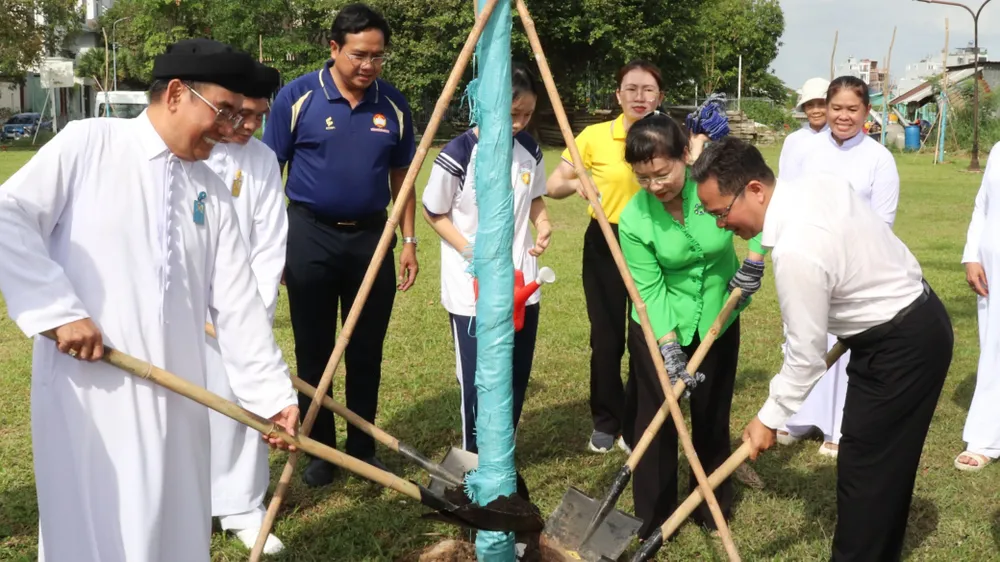 Khánh thành “Vườn cây Đại đoàn kết” ven bờ Rạch Xuyên Tâm