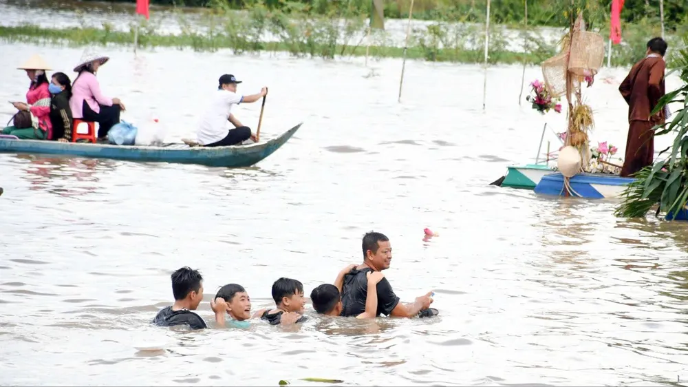 Đồng Tháp Mười nhộn nhịp mùa nước nổi, du khách thích thú tắm đồng