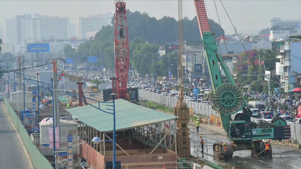 Đường Trường Chinh ùn tắc giao thông kéo dài do rào chắn thi công