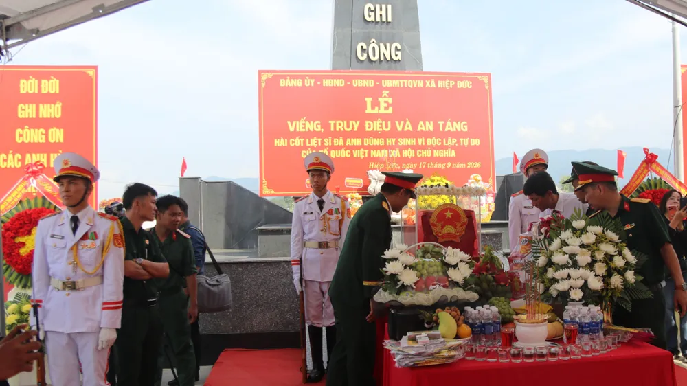 Đà Nẵng tổ chức lễ truy điệu và an táng hài cốt 17 liệt sĩ. Ảnh: NGUYỄN CƯỜNG