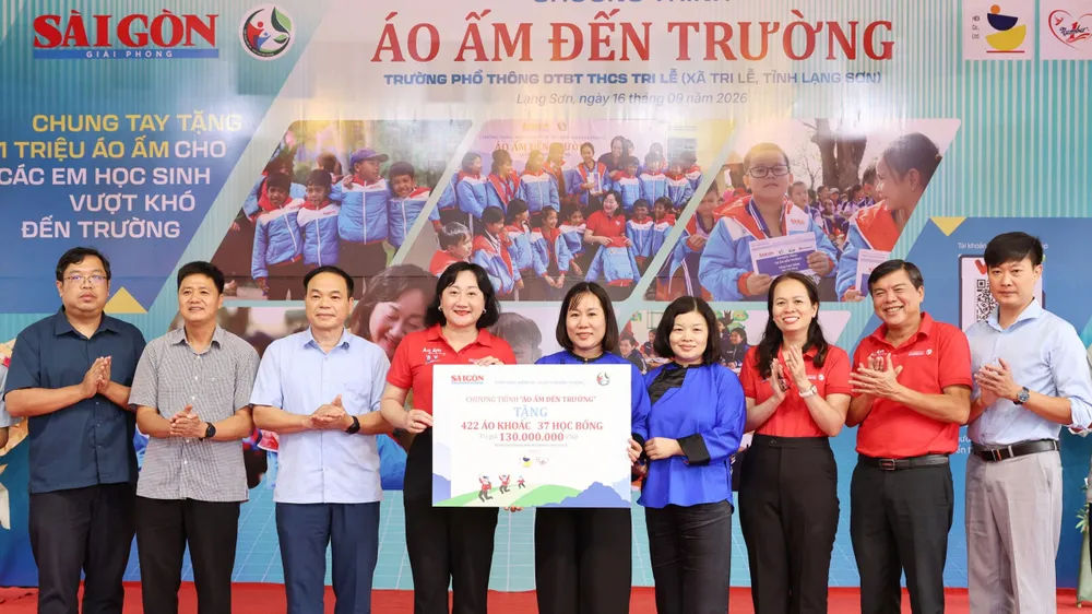 Trao hơi ấm, gửi trọn tình thương cho trò nghèo