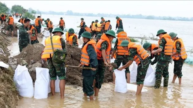 Sạt mái đê tả sông Đáy, tràn đê bờ bao sông Bùi