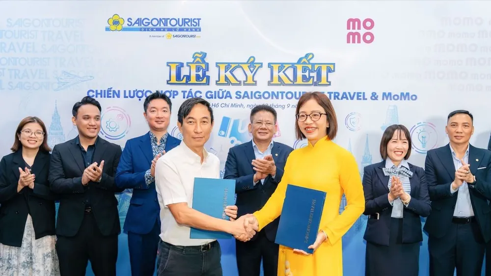 Đại diện MoMo và Saigontourist Travel ký kết hợp tác