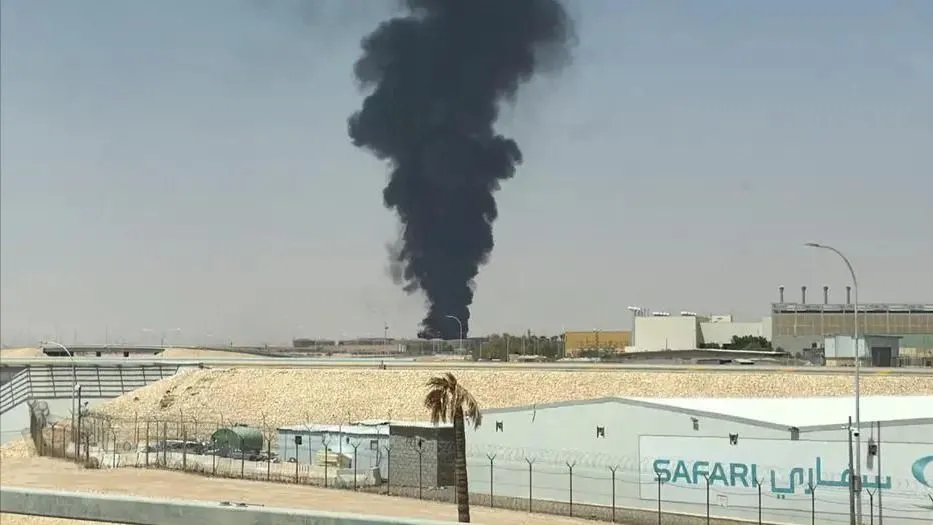 Kho nhiên liệu gần Sân bay Quốc tế King Khalid, ở thủ đô Riyadh của Saudi Arabia bị tấn công. Ảnh : DW