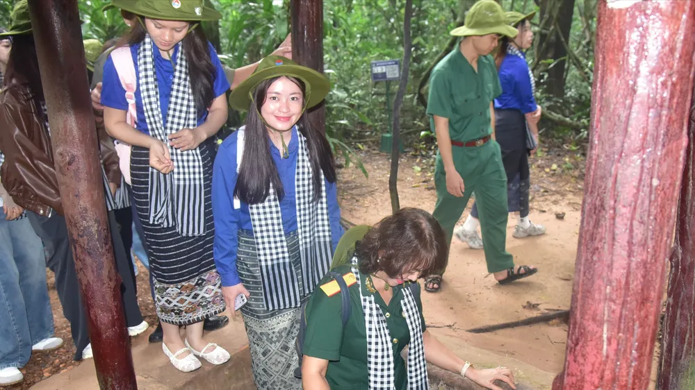 Sinh viên Lào, Campuchia tìm hiểu Khu di tích lịch sử địa đạo Củ Chi 
