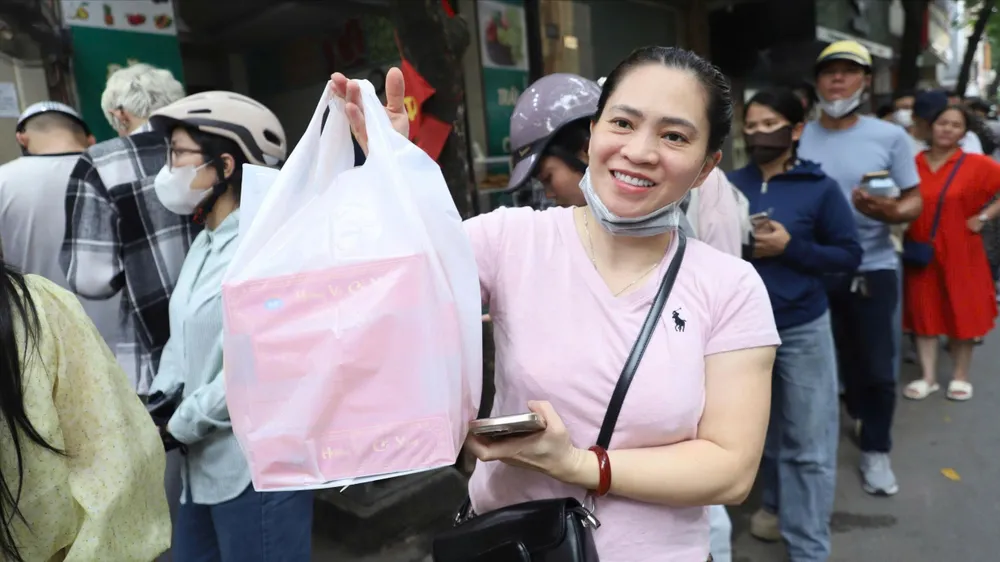 Xếp hàng cả tiếng chờ mua bánh Trung thu ở Hà Nội