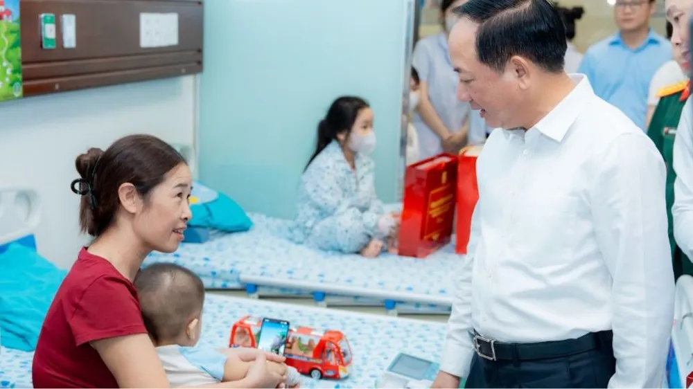 Lãnh đạo Đảng, Nhà nước thăm, tặng quà bệnh nhi dịp Tết Trung thu