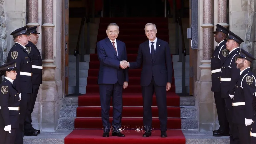 Tổng Bí thư, Chủ tịch nước Tô Lâm và Thủ tướng Canada Mark Carney chụp ảnh chung, sáng 24-9 (giờ địa phương). Ảnh: TTXVN