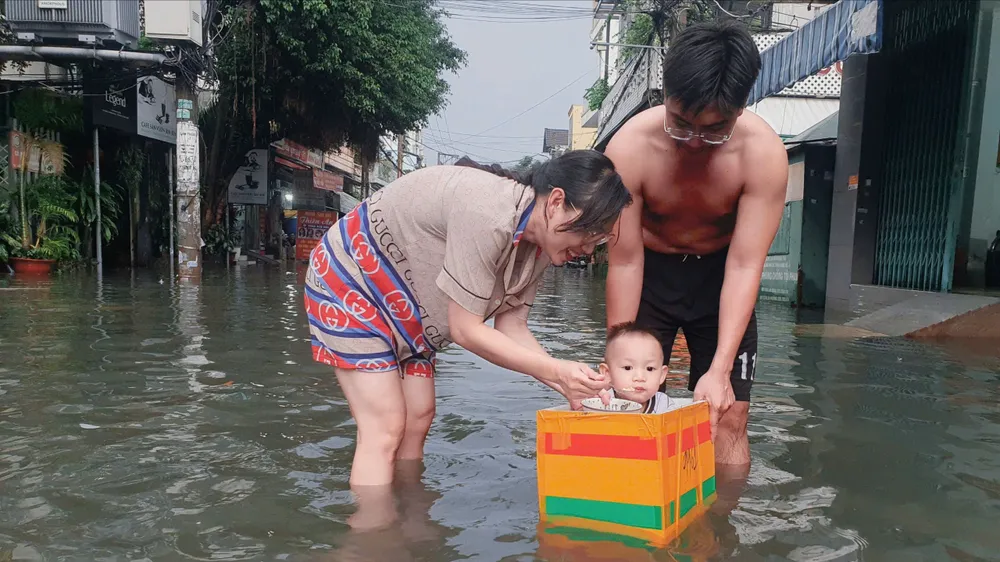 Mưa không kéo dài, nhiều tuyến đường ở TPHCM vẫn ngập sâu