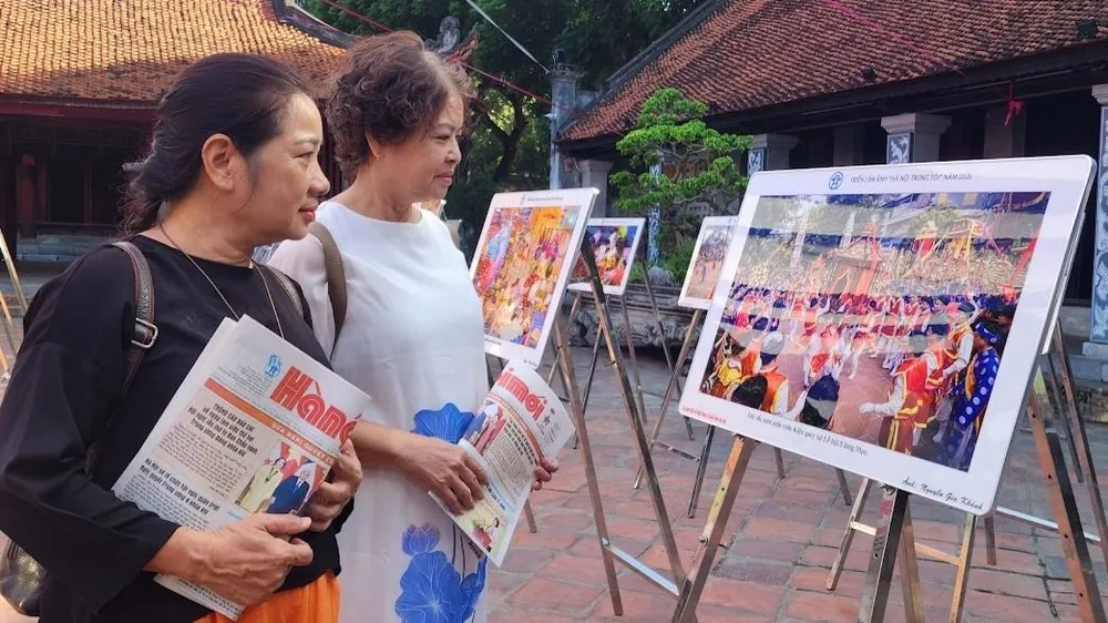 Du khách tham quan triển lãm “Hà Nội trong tôi” lần thứ 21. Ảnh: THU HÀ
