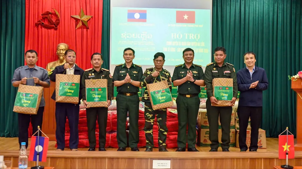 TP Huế hỗ trợ người dân huyện Kà Lừm (Lào) khắc phục hậu quả mưa lũ
