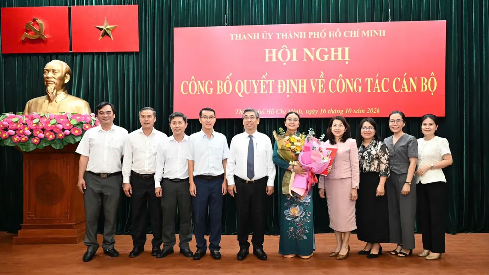 Ban Thường vụ Thành ủy TPHCM trao quyết định điều động cán bộ