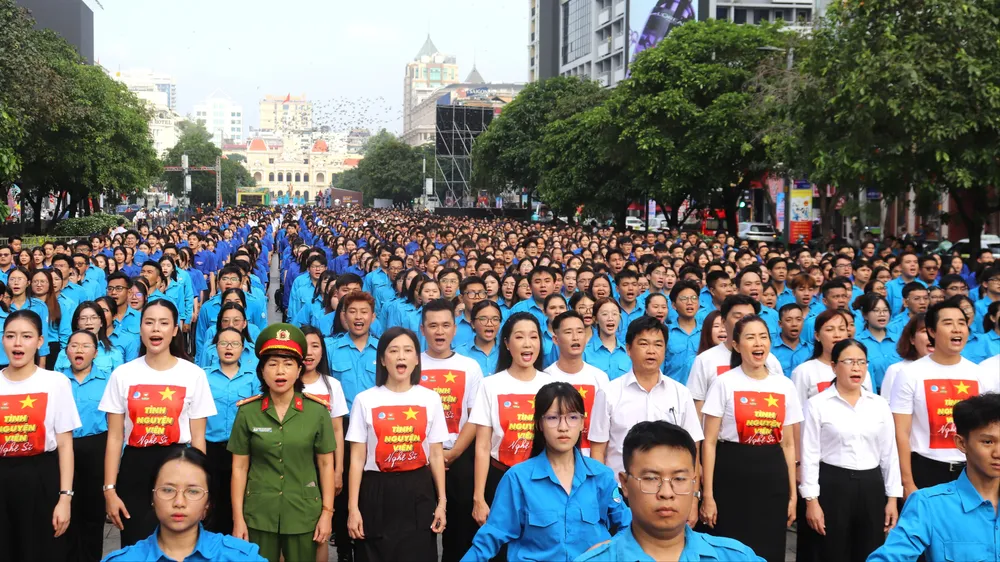 Hơn 3.000 đoàn viên, thanh niên TPHCM cùng hát “Lên Đàng”, xác lập kỷ lục Việt Nam 