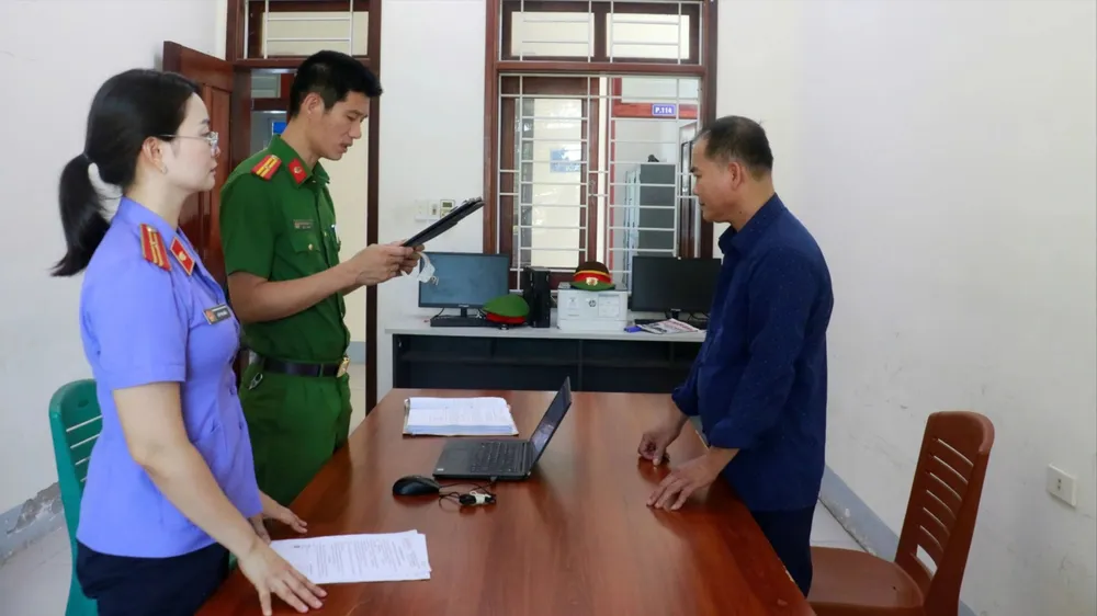 Cơ quan chức năng đọc lệnh khởi tố vụ án, khởi tố bị can đối với Bùi Văn Trường - đối tượng cầm đầu đường dây sản xuất, buôn bán thuốc giả