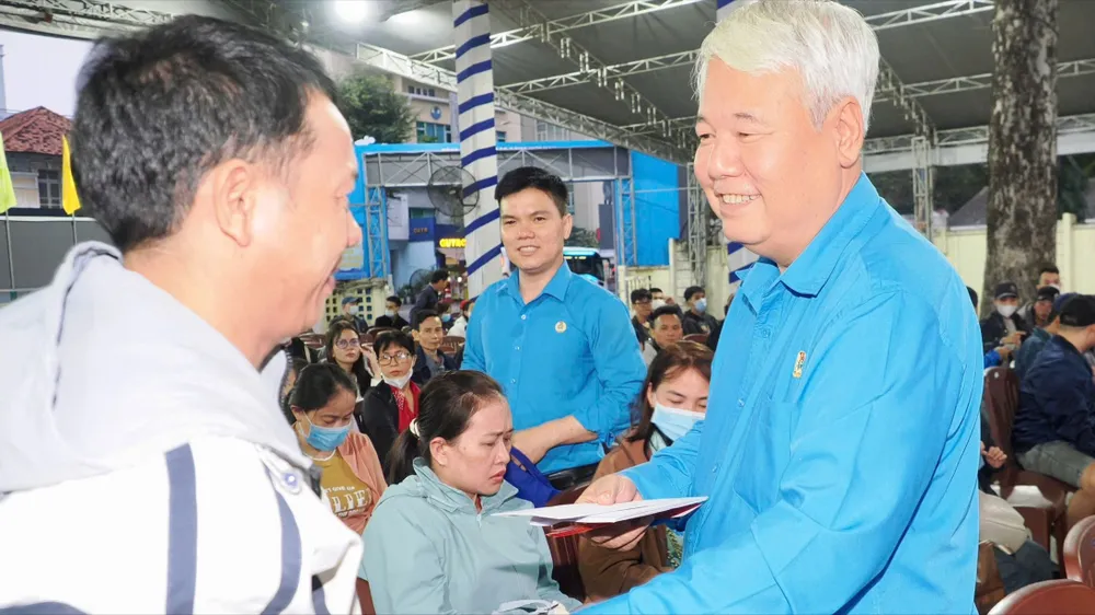 TPHCM chăm lo tết cho công nhân khó khăn từ ngày 15-11