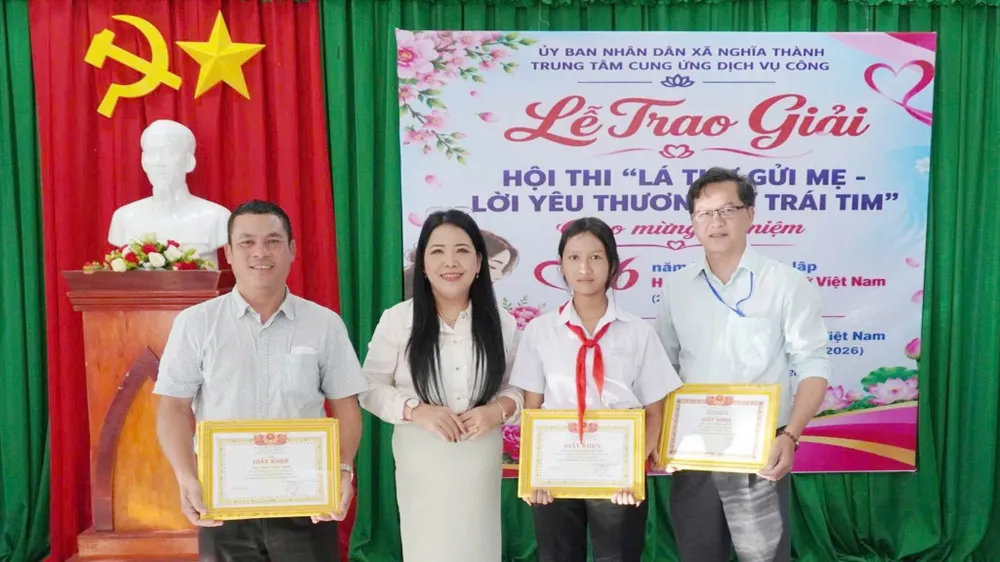Ban Tổ chức trao giải cho các tác giả