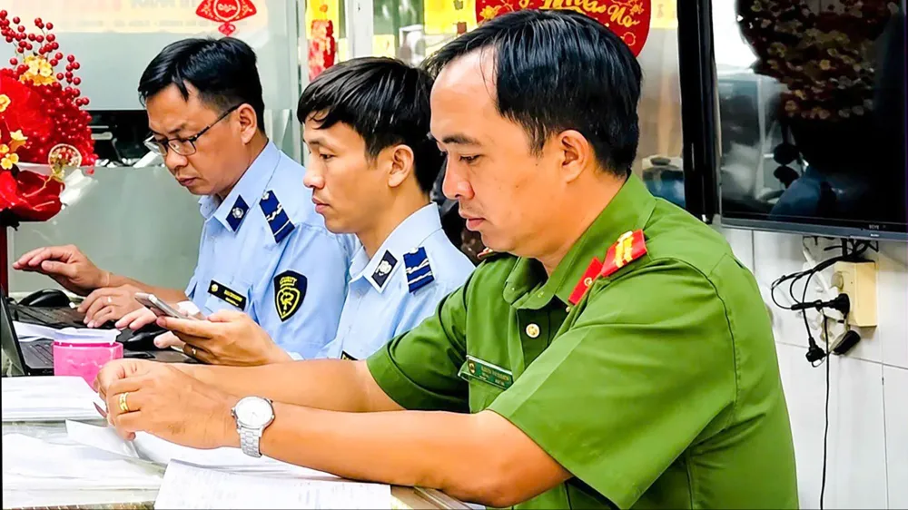 Quản lý thị trường tỉnh Vĩnh Long phối hợp Công an tỉnh kiểm tra một doanh nghiệp kinh doanh vàng trang sức, mỹ nghệ trên địa bàn. Ảnh: Công an Vĩnh Long