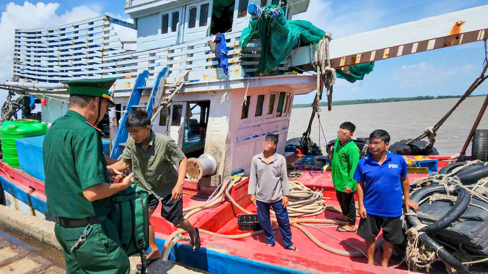 Các ngư dân được các chiến sĩ Bộ đội Biên phòng hỗ trợ di chuyển lên bờ