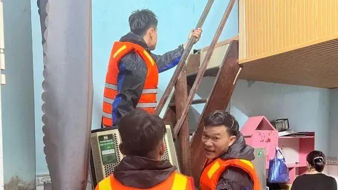 Ban Chỉ huy Quân sự phường Hòa Khánh giúp dân trong đêm