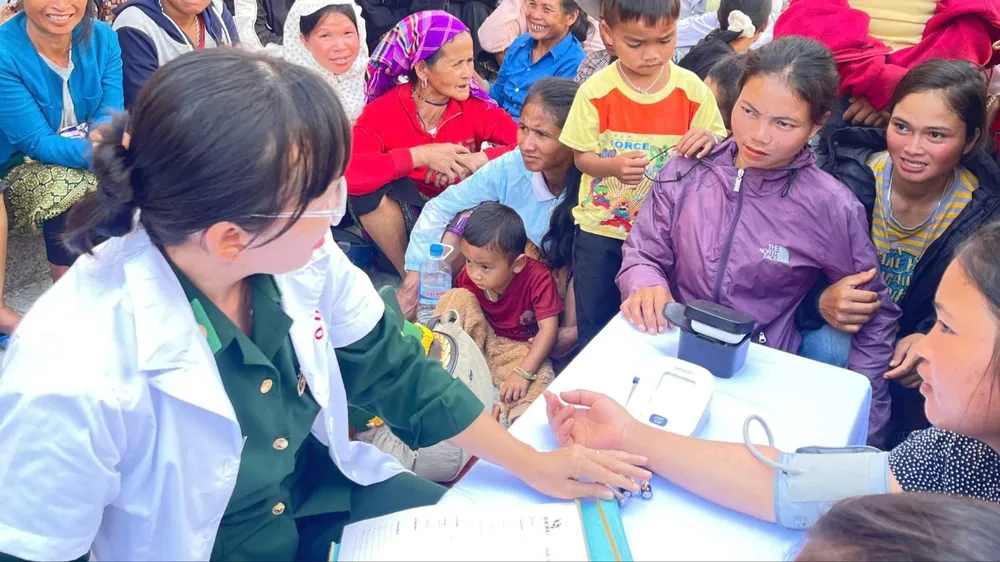 Khám bệnh, cấp phát thuốc miễn phí cho người dân ở biên giới Việt Nam - Lào