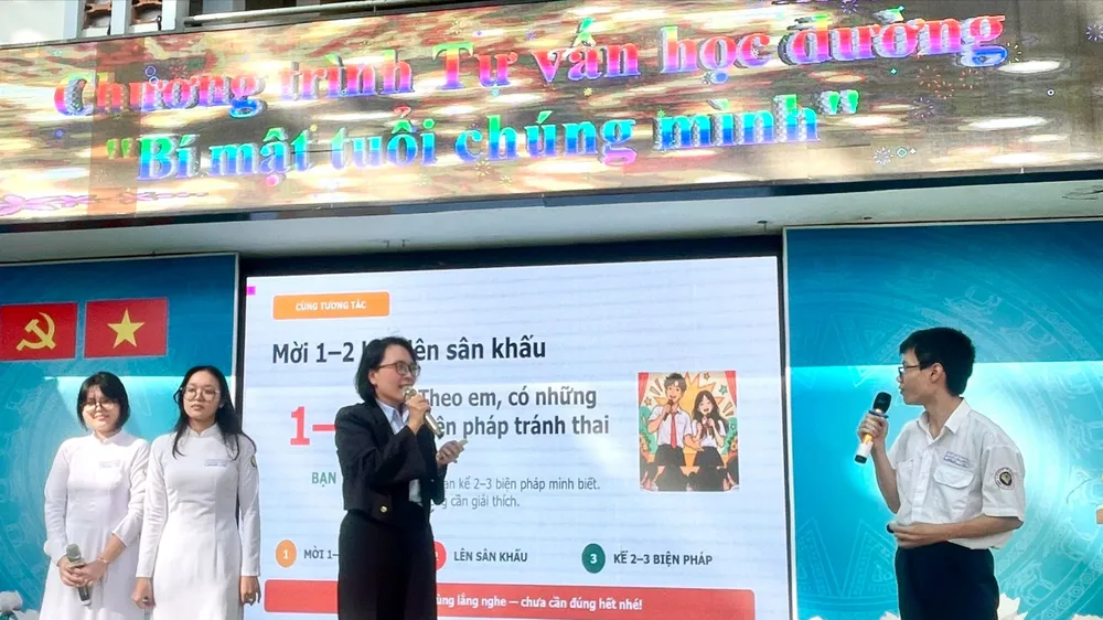 BS CKII Bùi Thị Kim Thảo hỏi học sinh về các biện pháp phòng tránh thai mà em biết. (Ảnh: DIỆU HIỀN)