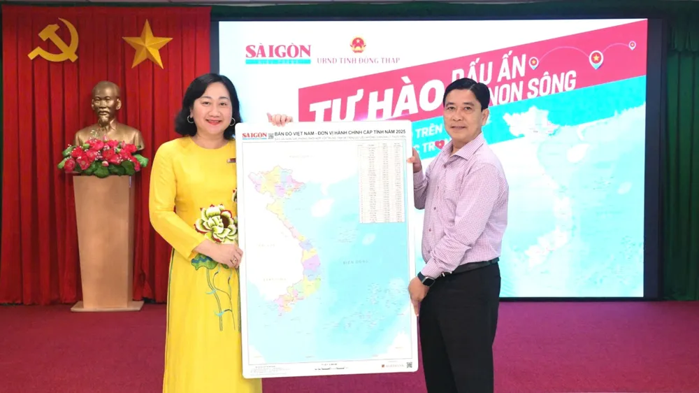 Báo SGGP trao tặng bản đồ Việt Nam đến tỉnh Đồng Tháp