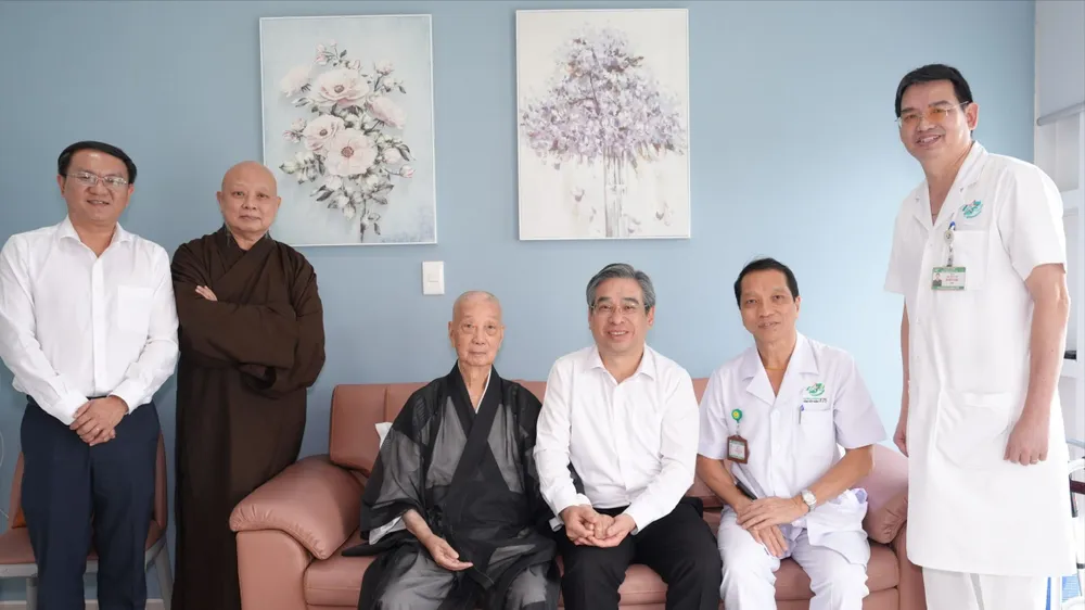 Lãnh đạo TPHCM thăm Đức Pháp chủ Giáo hội Phật giáo Việt Nam