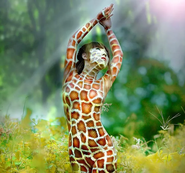 Tác phẩm Body Painting kiểu Việt do họa sĩ Mực Tàu thực hiện