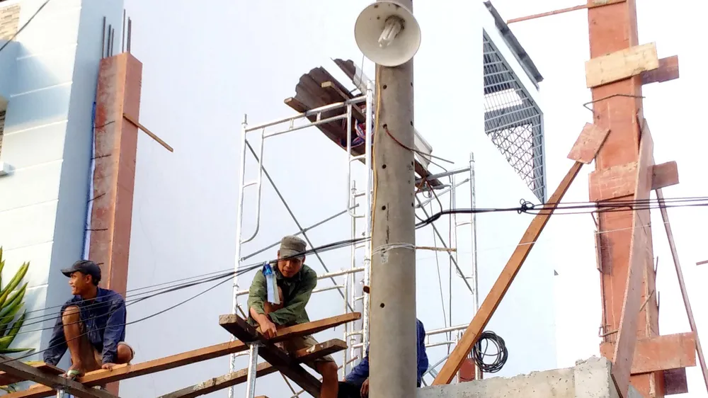 Công nhân thi công trong điều kiện không đảm bảo an toàn lao động (ảnh chụp tại một công trình xây dựng ở KDC Phi Long 5, huyện Bình Chánh vào chiều 24-4)