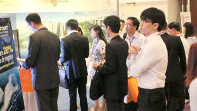 Khách hàng lực chon căn hộ của Công ty CP Phát triển bất động sản Phát Đạt