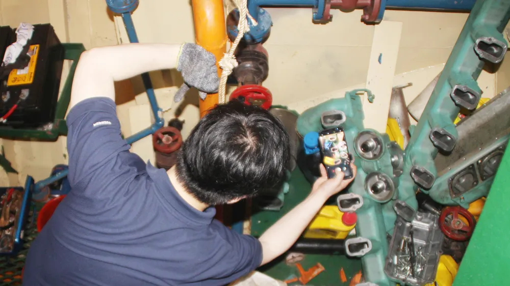 Các chuyên gia Hàn Quốc trực tiếp kiểm tra sự cố tàu cá vỏ thép mang số hiệu BĐ 99245 TS của ngư dân Trần Đình Sơn