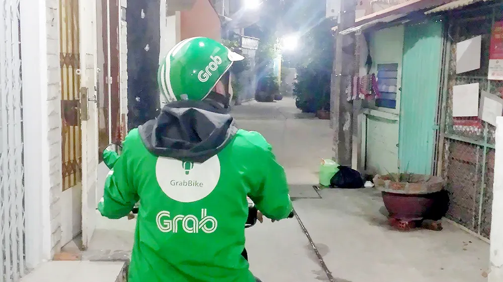 Chạy Grab không yêu cầu thời gian cố định, do vậy sinh viên có thể kiếm thêm thu nhập bằng chạy Grab bất cứ lúc nào rảnh Ảnh: NGỌC ANH