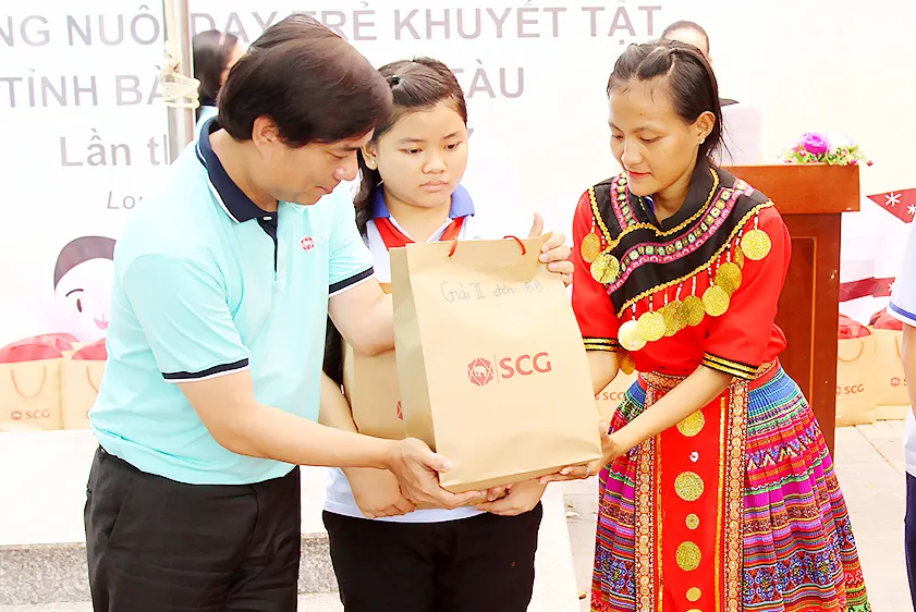 Ngọc Hạnh (bìa phải) nhận quà sau phần thi văn nghệ