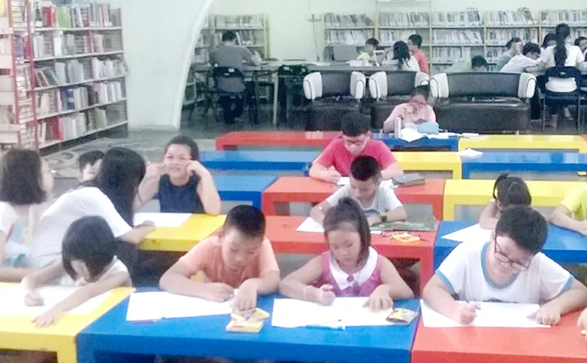 Trẻ đọc sách tại Phòng đọc Thanh thiếu niên của Thư viện Khoa học tổng hợp TPHCM Ảnh: NGỌC DIỆP 