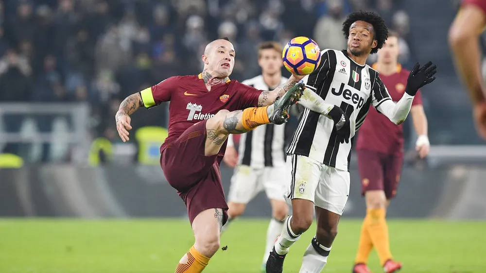 Radja Nainggolan (trái, Roma) tranh bóng của Juan Cuadradfo (Juventus).