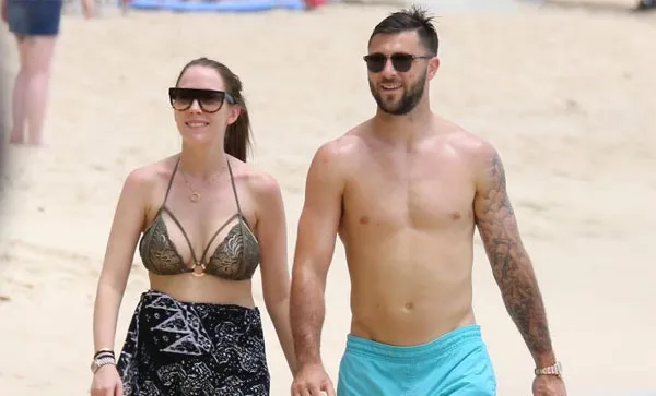 Vợ chồng Charlie Austin trên bãi biển Barbados.. 