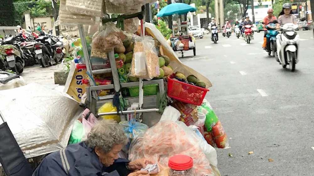 Buôn bán hàng rong trên đường Phạm Ngọc Thạch, quận 1, TPHCM Ảnh: Việt Dũng