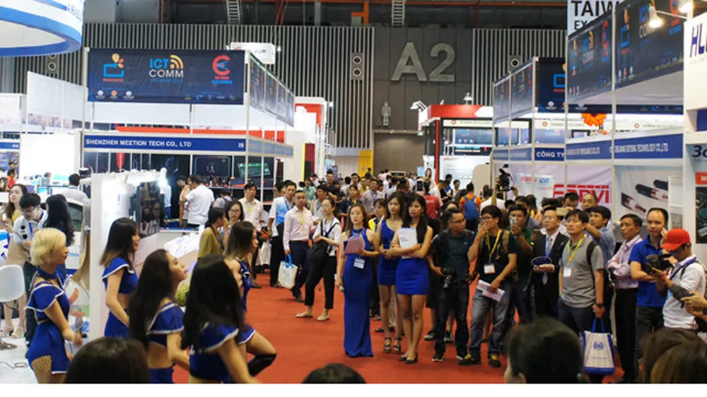 Đông đảo khách tham quan trong ngày khai mạc triển lãm Vietnam ICT COMM 2017