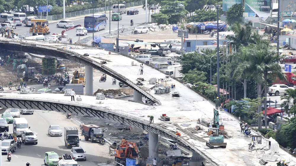 Cầu vượt trước sân bay Tân Sơn Nhất đang được thi công. Ảnh: Cao Thăng 
