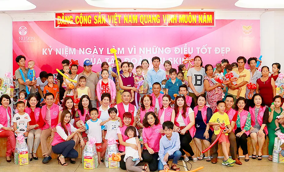 Công ty TNHH Nu Skin Việt Nam đã đến thăm và trao 100 phần quà tặng trẻ em tại Bệnh viện Nhi đồng 2, TPHCM.