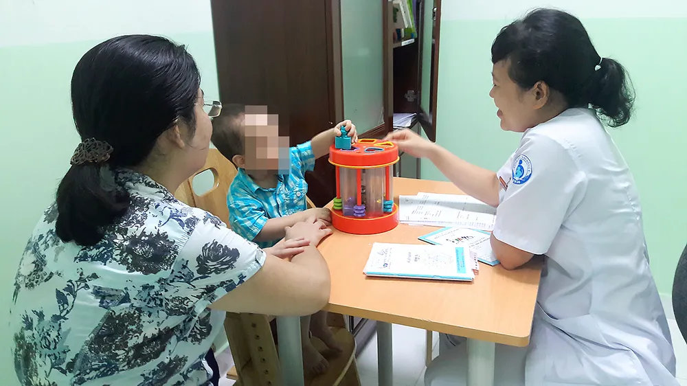 Bác sĩ Bệnh viện Nhi đồng 1 đang khám và tư vấn cho trẻ mắc chứng rối loạn tăng động giảm chú ý 