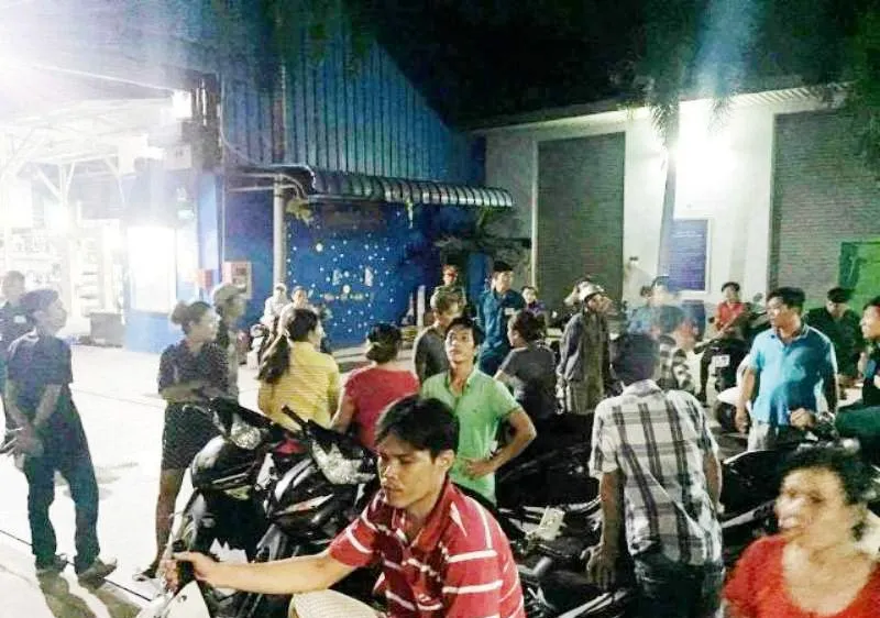 Người thân của nạn nhân vây phía bên ngoài công ty.