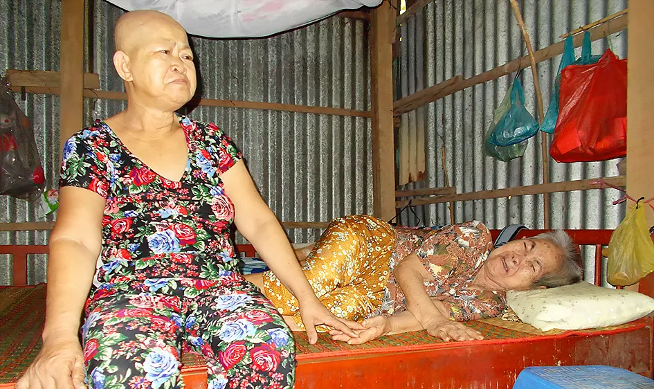 Con ung thư nuôi mẹ tai biến