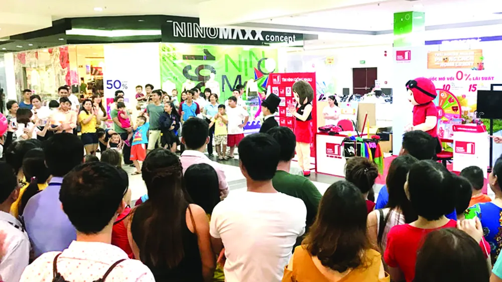 Gần 3.000 cuốn Cẩm nang tài chính tiêu dùng của Home Credit phát tặng miễn phí cho người dân